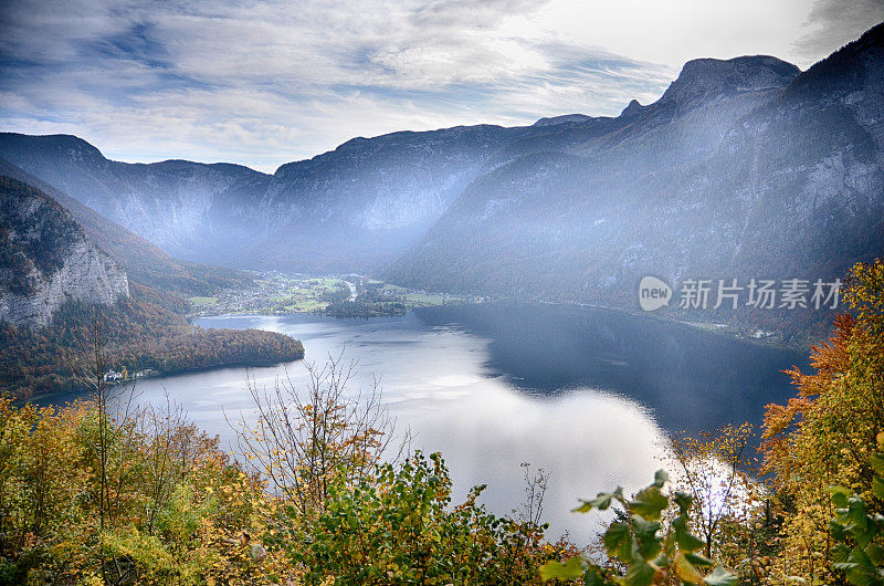 奥地利哈尔斯塔特，Hallstätter See和Obertraun村的鸟瞰图